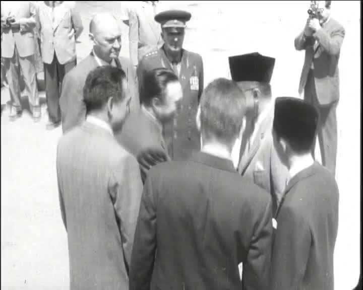 Добро пожаловать. Памятники старины. Поток черного золото. От мрака к свету. На пастбищах. Поет Хиел.