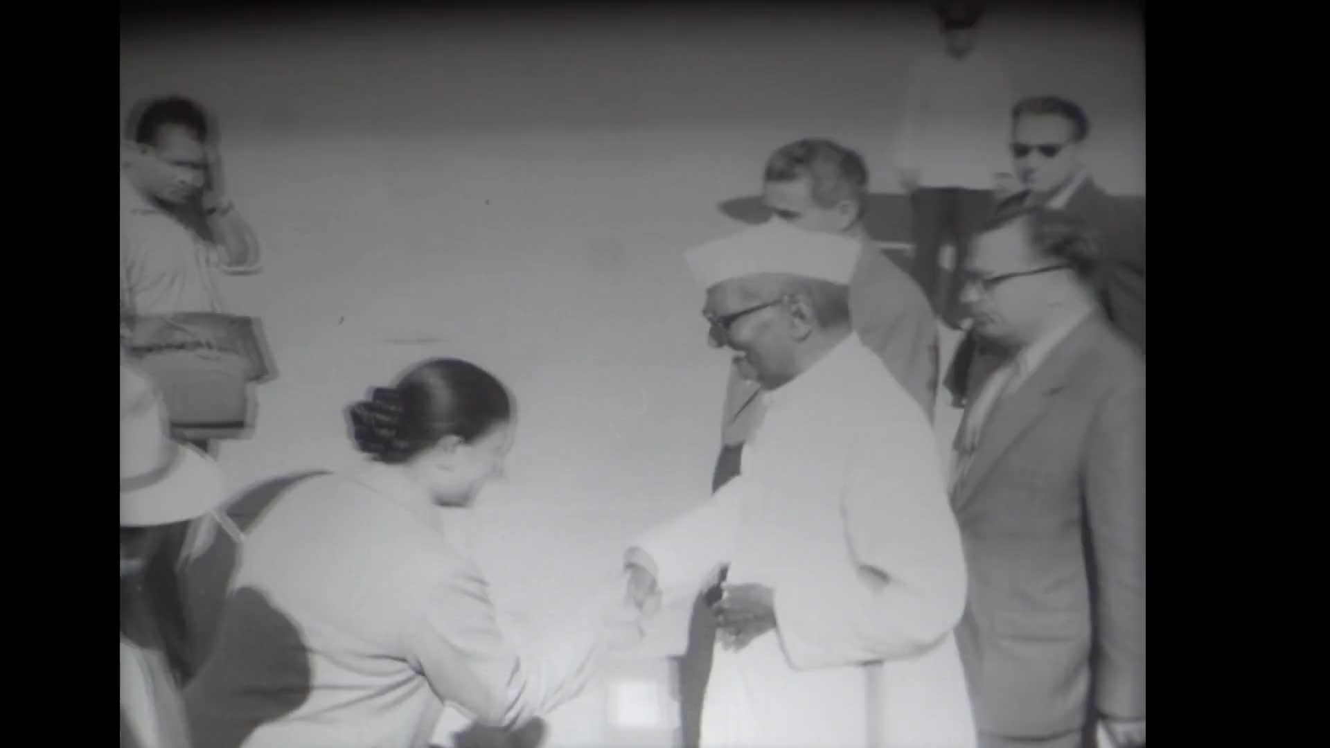 Индийский друзья. Индивидуальный метод строительство. На путик изобилию. Поливальщик. Народной творчество .Клуб.