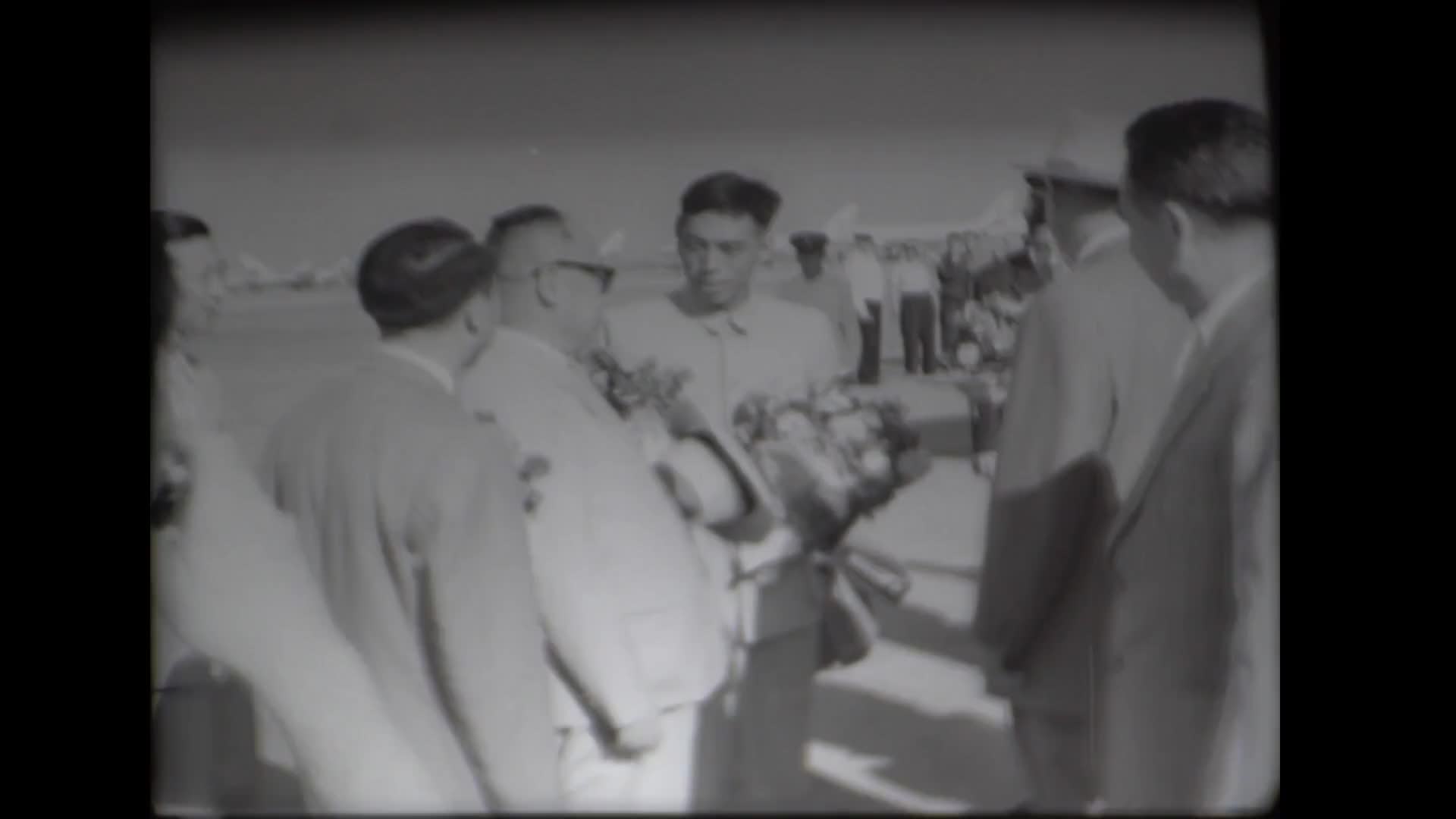 Встреча делегации из Китайской Народной республики.  Рассвет на реке Сыр-Дарья. Прием у Рашидова. Гончарный изделия. Вид Самарканда. Трубы газопровода.